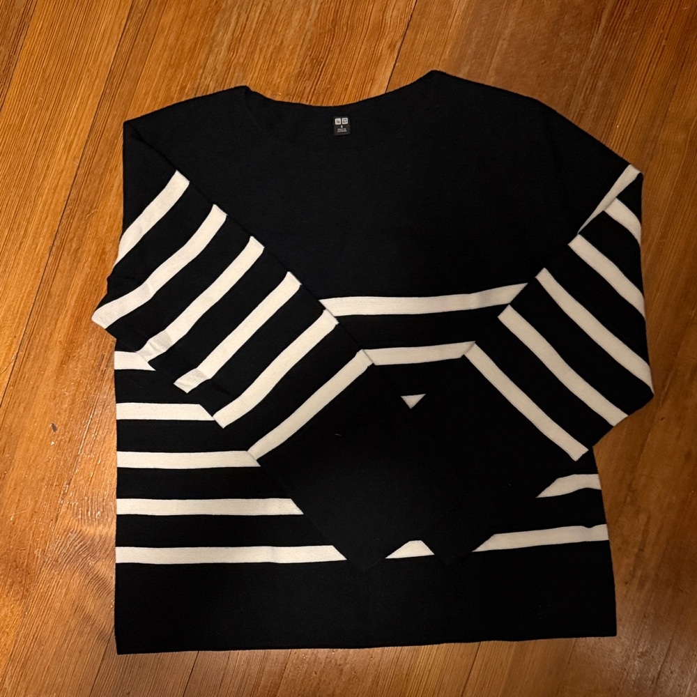 Uniqlo Black and White Striped Crewneck Sweater